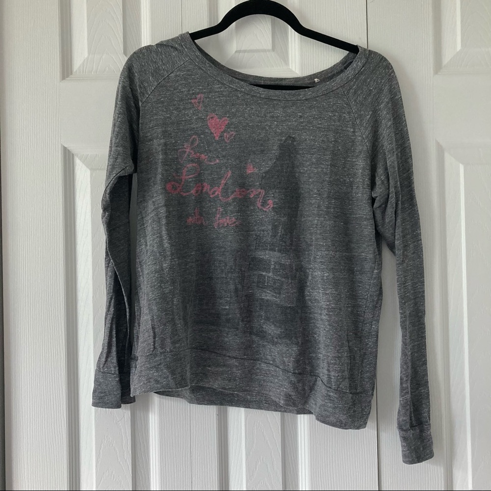 💚 5 for $15! 💚 “From London With Love" Long Sleeve Top